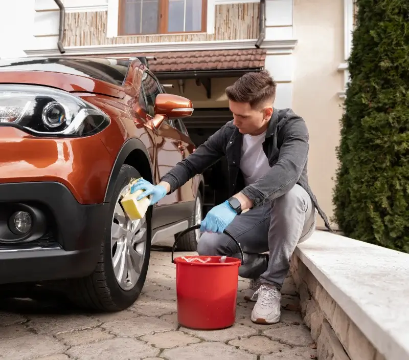 Lavage auto à domicile Enghien-les-Bains : professionnel intervenant sur un véhicule